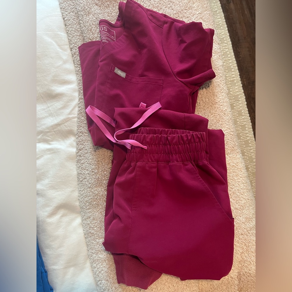 Xs jogger and xs top figs fusia pink